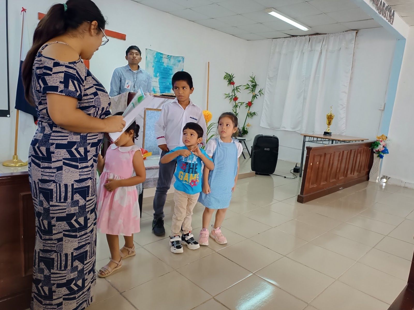 Niños participando en el servicio